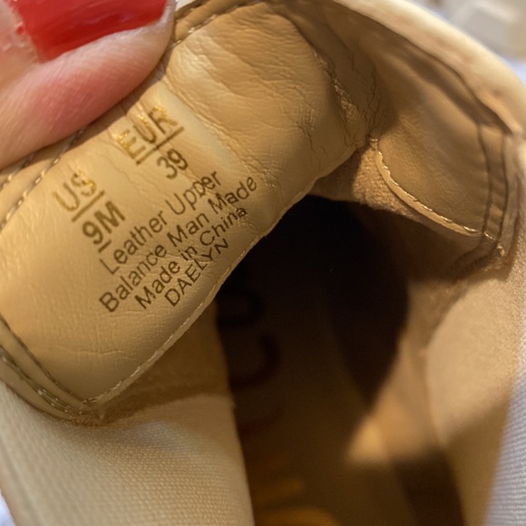 Sam Edelman Women's Daelyn Chelsea Boot
Leather upper cream size 9 - Picture 9 of 9